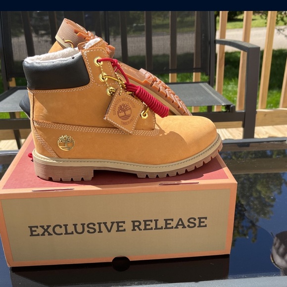 New (Worn Once) Timberland Wheat Boots with Black Collar - Picture 1 of 8